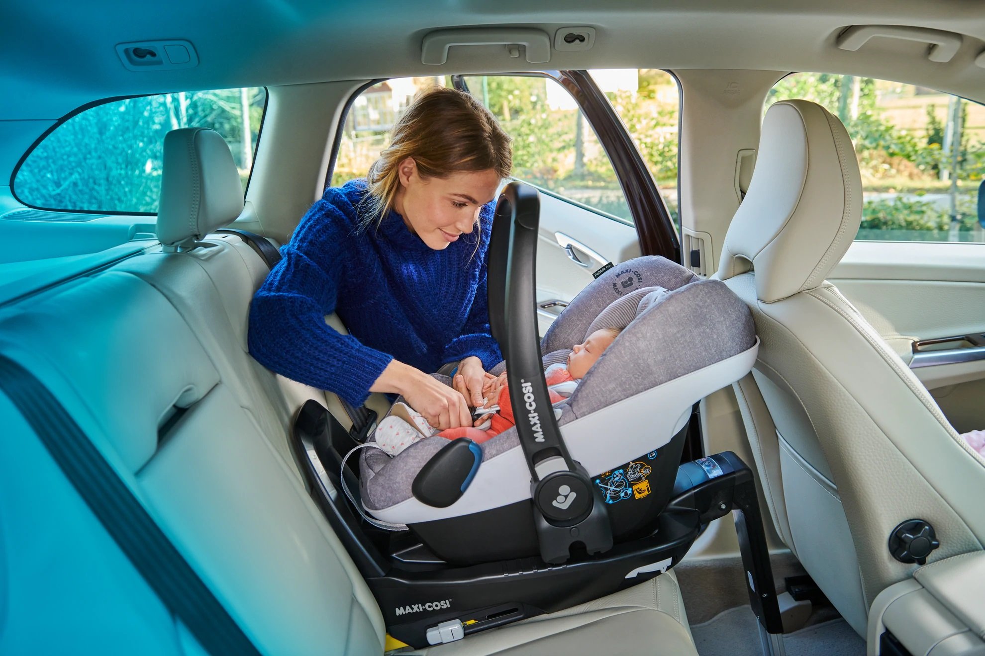 Пристегнуть детское кресло в машине ремнем безопасности на заднем сидении